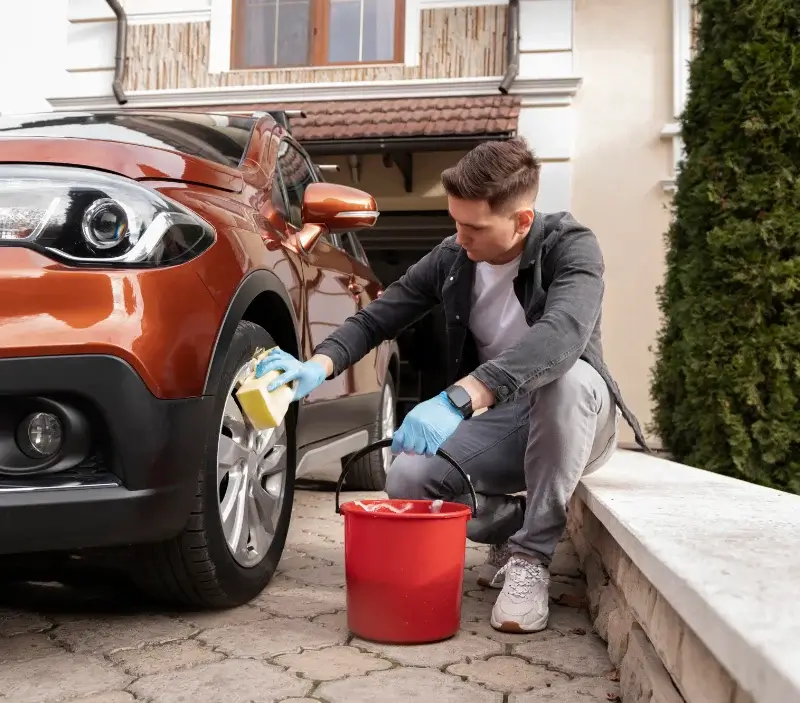 Lavage auto à domicile La Bazouge-des-Alleux : professionnel intervenant sur un véhicule